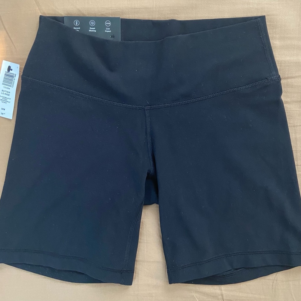 Aritzia low rise shorts size M (butter fabric)